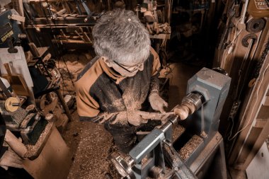 Ahşap açmak için dönen bir kelepçe kullanarak woodturners.