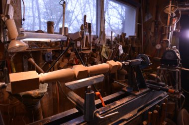 Ahşap açmak için dönen bir kelepçe kullanarak woodturners.