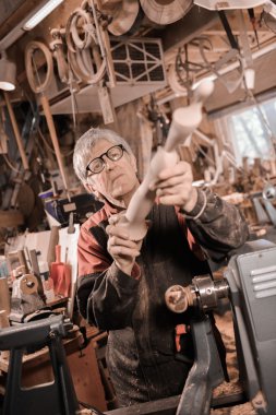 Ahşap açmak için dönen bir kelepçe kullanarak woodturners.