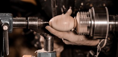 Ahşap açmak için dönen bir kelepçe kullanarak woodturners.