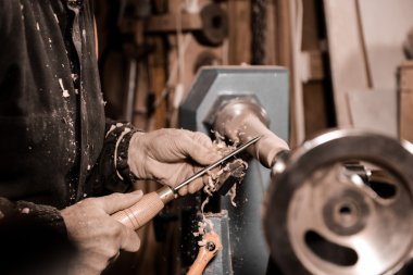 Ahşap açmak için dönen bir kelepçe kullanarak woodturners.