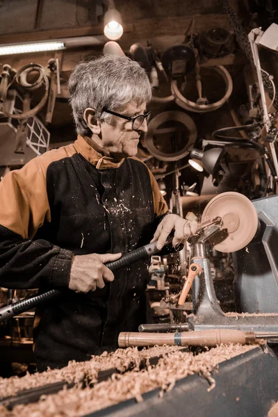 Forgatható megfogó segítségével kapcsolja be a fa Woodturners. — Stock Fotó