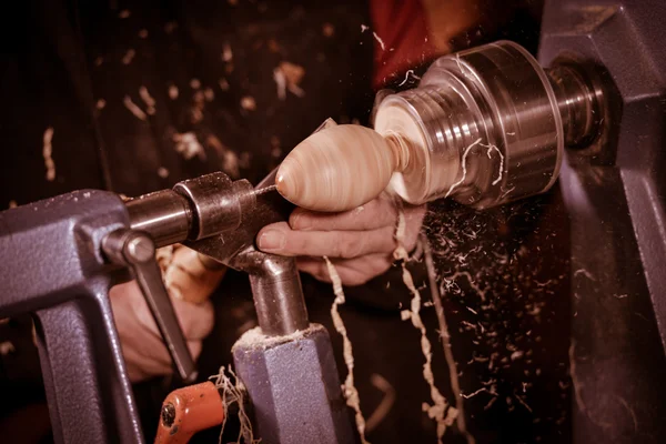 Tornos de madera que utilizan una abrazadera giratoria para girar la madera . —  Fotos de Stock