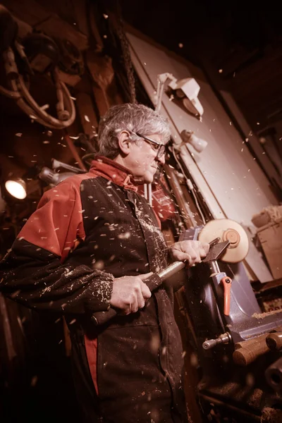 Woodturners using a rotating clamp to turn the wood. — Stock Photo, Image