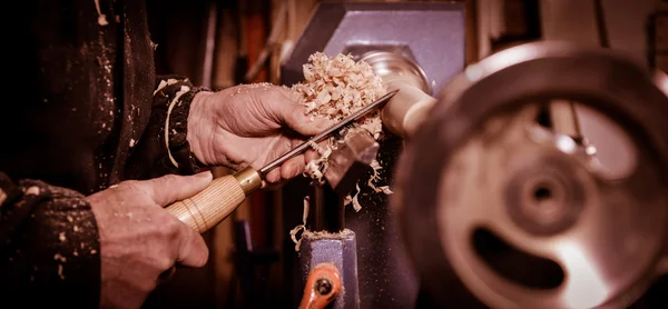 Ahşap açmak için dönen bir kelepçe kullanarak woodturners. — Stok fotoğraf