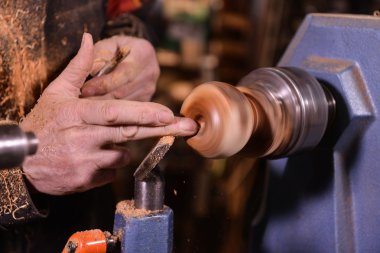 Ahşap açmak için dönen bir kelepçe kullanarak woodturners.