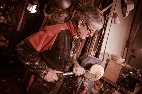 Woodturners using a rotating clamp to turn the wood. — Stock Photo, Image