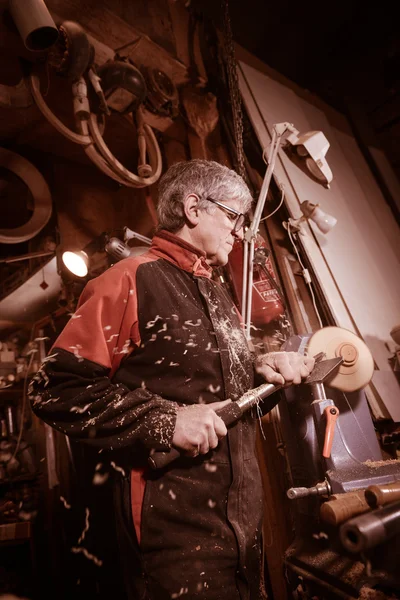 Woodturners using a rotating clamp to turn the wood. — Stock Photo, Image