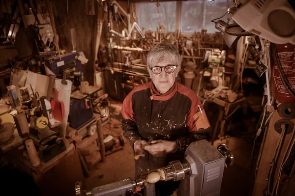 Woodturners using a rotating clamp to turn the wood. — Stock Photo, Image