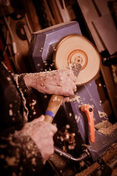 Woodturners using a rotating clamp to turn the wood. — Stock Photo, Image