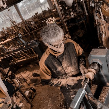 Ahşap açmak için dönen bir kelepçe kullanarak woodturners.