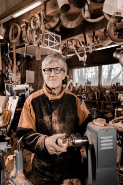 Ahşap açmak için dönen bir kelepçe kullanarak woodturners.