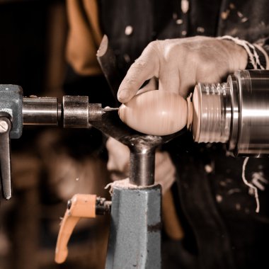 Ahşap açmak için dönen bir kelepçe kullanarak woodturners.