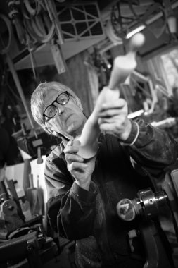 Ahşap açmak için dönen bir kelepçe kullanarak woodturners.