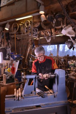 Ahşap açmak için dönen bir kelepçe kullanarak woodturners.