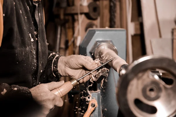 Woodturners usando uma braçadeira rotativa para virar a madeira . — Fotografia de Stock