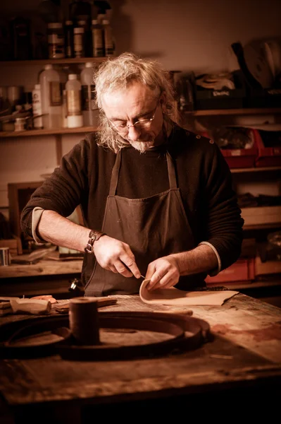 Artisanat maroquinier au travail dans son atelier — Photo