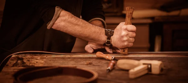 Lederwarenhandwerker bei der Arbeit in seiner Werkstatt — Stockfoto