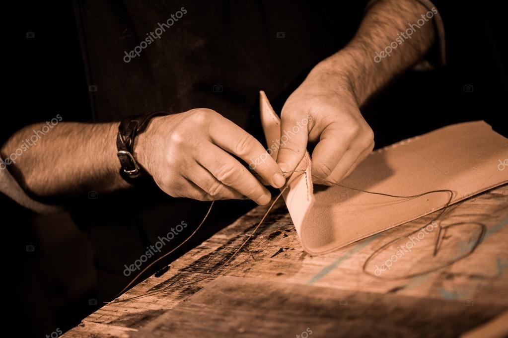 Artisanat maroquinier au travail dans son atelier — Photo de stock