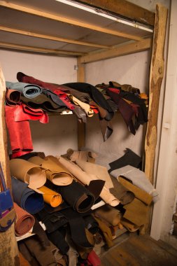 deri ürünler usta onun atölye çalışmalarında