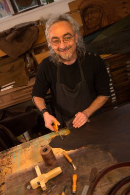 deri ürünler usta onun atölye çalışmalarında