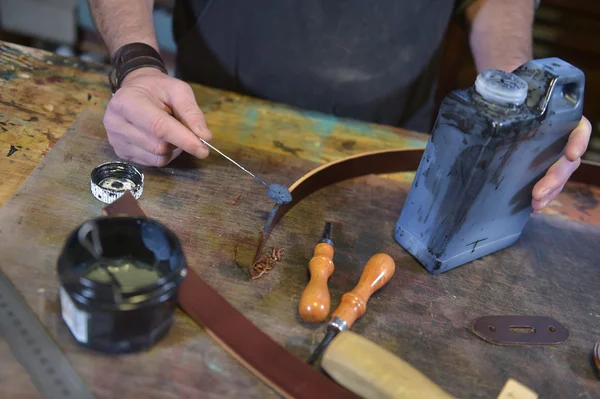 Leather goods craftsman at work in his workshop — Stock Photo, Image