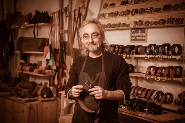 Leather goods craftsman at work in his workshop — Stock Photo, Image