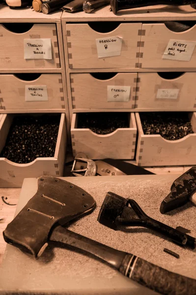 Lederen goederen ambachtsman op het werk in zijn atelier — Stockfoto