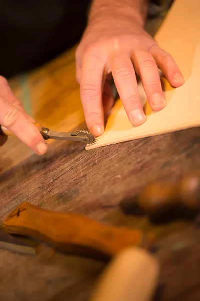 Lederwarenhandwerker bei der Arbeit in seiner Werkstatt — Stockbild Lederwarenhandwerker bei der Arbeit in seiner Werkstatt Stockfoto