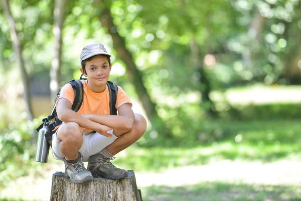 Pequeño niño caminando solo . — Foto de Stock