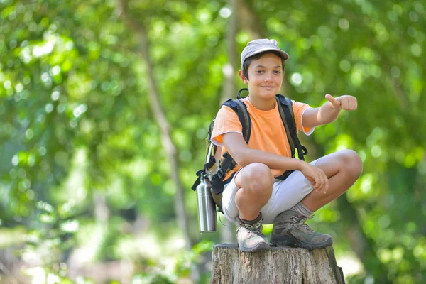 Pequeño niño caminando solo . — Foto de Stock