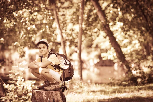 Pequeño niño caminando solo . — Foto de Stock