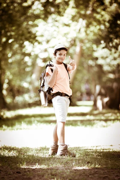 Pequeño niño caminando solo . — Foto de Stock