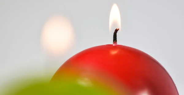 Candele ardenti verde e rosso — Foto Stock