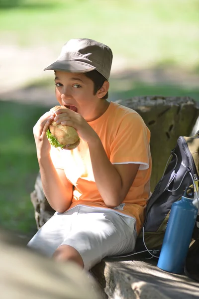 Kleiner Junge geht allein. — Stockfoto