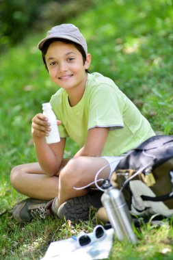 süt içme otların arasında oturan teyoung çocuk