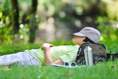 Küçük çocuk yalnız yürüme.