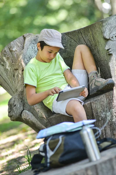 Ragazzo che cammina da solo . — Foto Stock