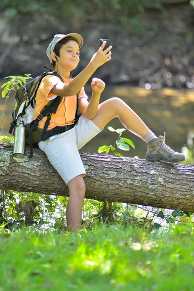 Kleiner Junge geht allein. — Stockfoto