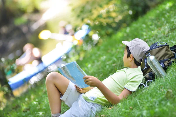 Ragazzo che cammina da solo . — Foto Stock