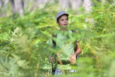 Küçük çocuk yalnız yürüme.