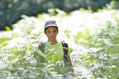 Küçük çocuk yalnız yürüme.