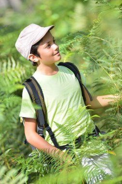 Küçük çocuk yalnız yürüme.