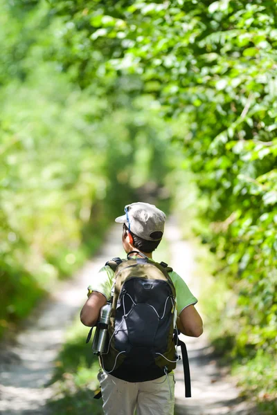 Menino a andar sozinho . — Fotografia de Stock