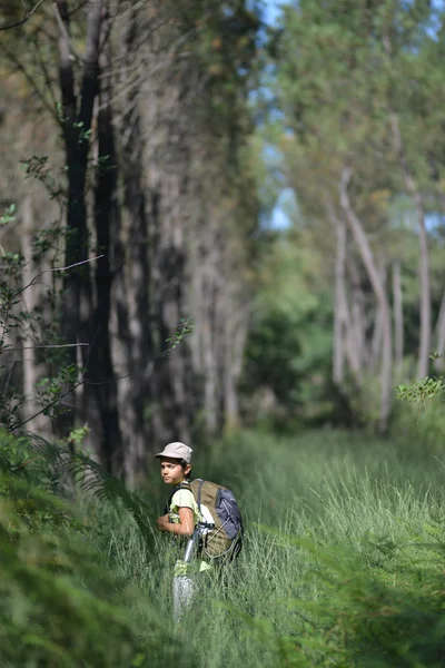 Pequeño niño caminando solo . — Foto de Stock