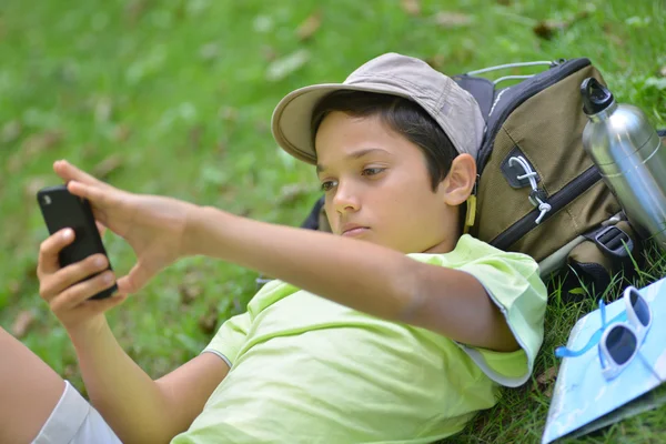 Jongetje wandelen alleen. — Stockfoto