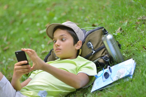 Pequeño niño caminando solo . — Foto de Stock