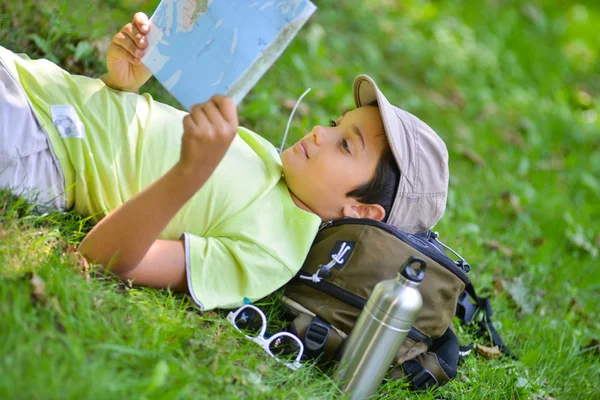 Kleiner Junge geht allein. — Stockfoto