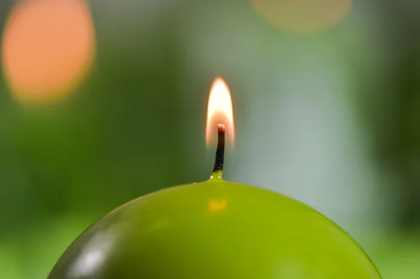 Hořící svíčky zelené a červené — Stock fotografie