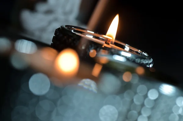 Burning candles green and red — Stock Photo, Image